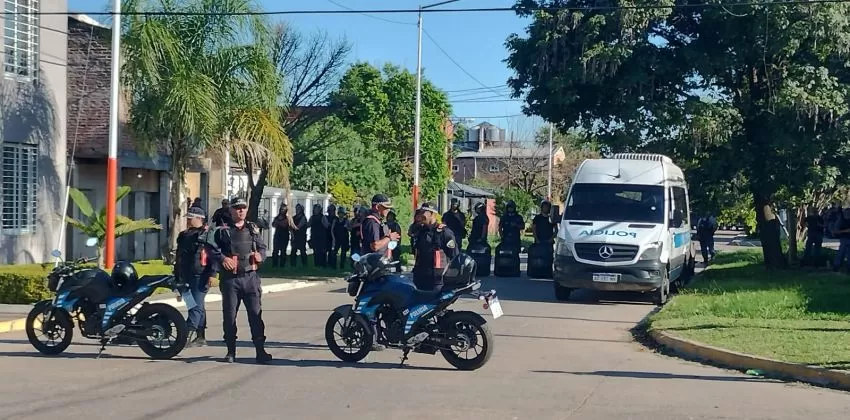 ALLANAMIENTO. Miembros de la Policía de Chaco allanaron el domicilio de Emerenciano Sena y Marcela Acuña en busca de Cecilia Strzyzowski.  