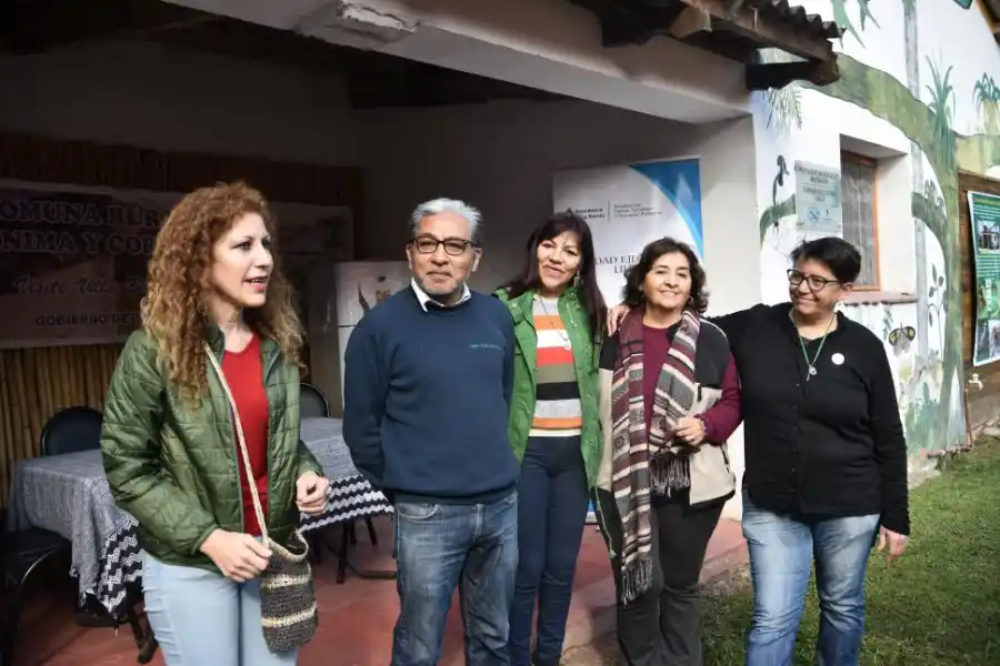 CIENCIA Y TURISMO. Los funcionarios y los científicos en Batiruana.  