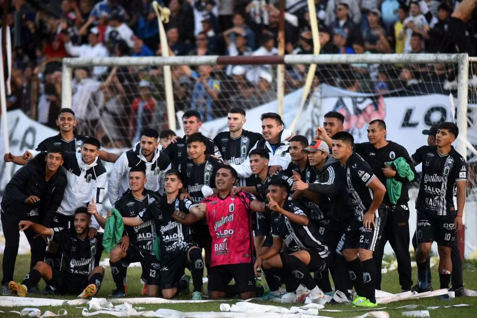 LA MEJOR POSTAL. Los jugadores de Concepción FC festejan cerca de la tribuna en la que se ubicó su multitudinaria hinchada. Ya están en cuartos de final. la gaceta / fotos de DIEGO ARAOZ