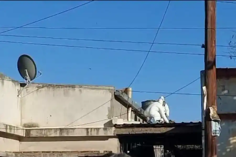 LUGAR CLAVE. Los peritos inspeccionan el techo de la vivienda.