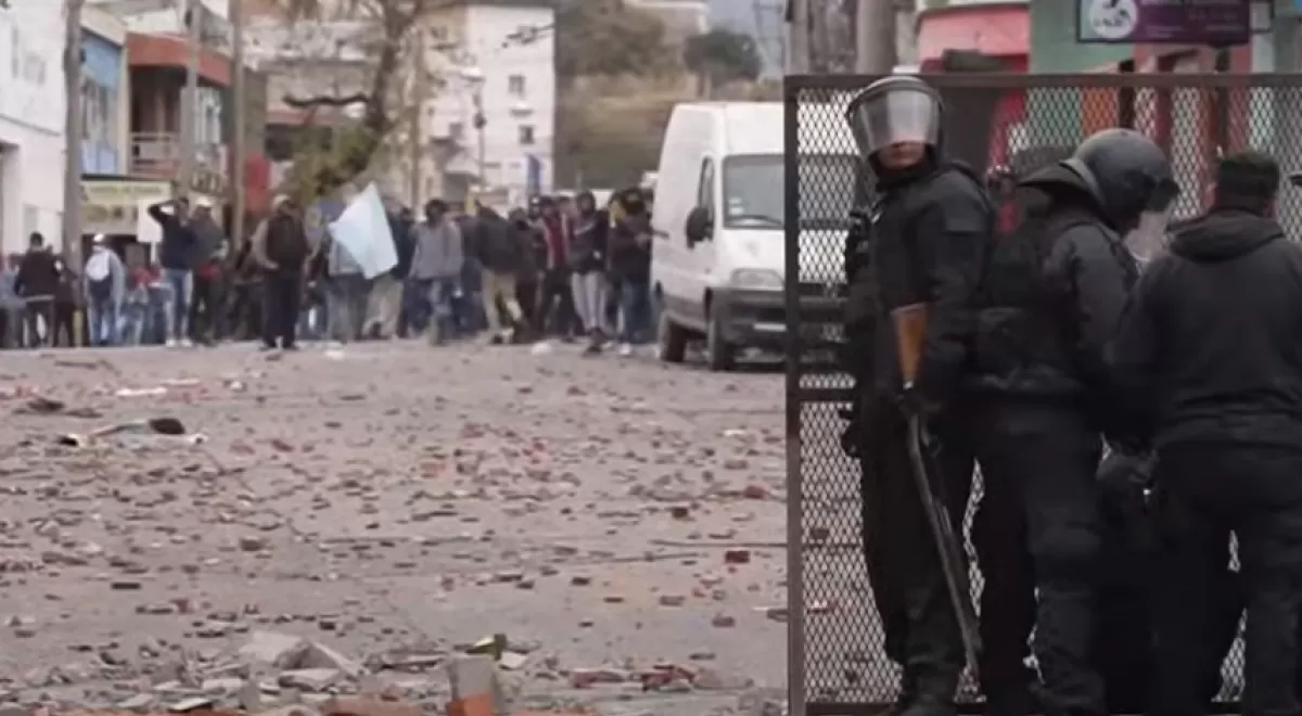 Incidentes en Jujuy EN VIVO: manifestantes y la policía se enfrentaron con piedras y balas de goma