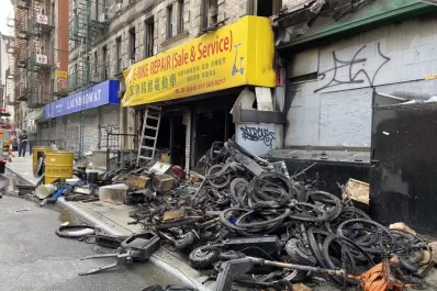 Tragedia en Nueva York: un incendio en un taller de bicicletas eléctricas dejó cuatro muertos