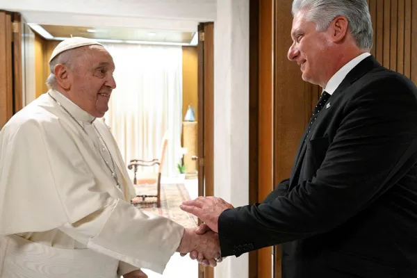 El papa Francisco se puso de pie para recibir al presidente cubano en el Vaticano