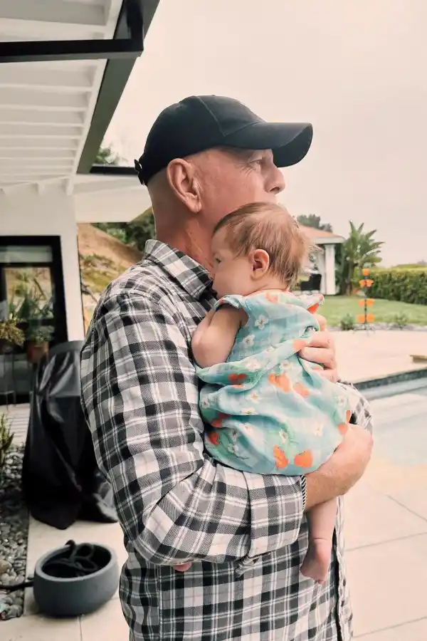 Bruce Willis con su nieta en brazos