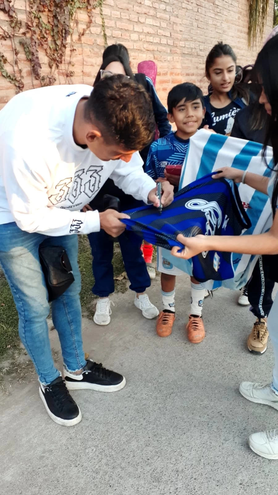 REQUERIDO. Antes de regresar a casa, Orihuela bajó del auto y firmó varias camisetas, se sacó fotos y envió varios saludos.  