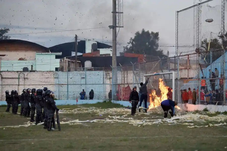 VIOLENTOS. Tras la eliminación de Newbery, los hinchas prendieron fuego. 