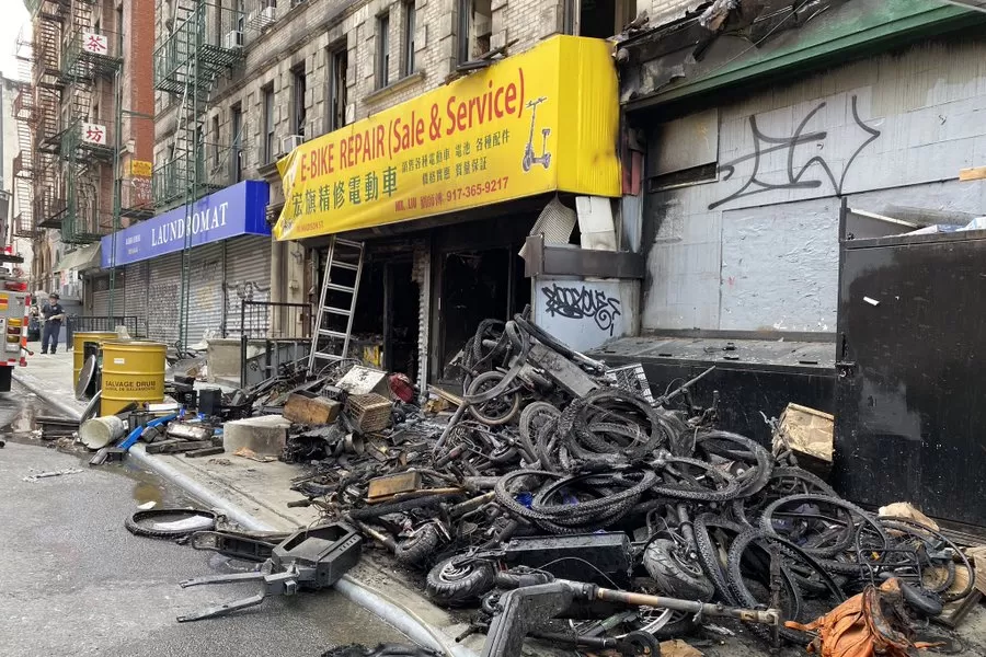 TRAGEDIA EN NUEVA YORK. Al menos seis heridos y cuatro muertos dejó el incendio. Foto tomada de Twitter / @FDNY.