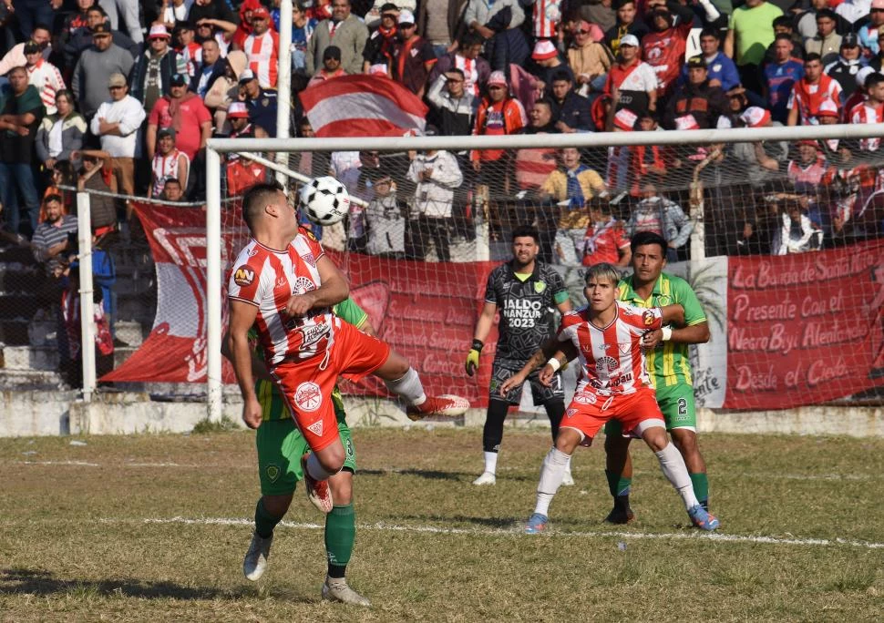 LUCHA. Olmos (Bella Vista) y Avellaneda (Ateneo) disputan la pelota, mientras Argañaraz y Álvarez siguen de cerca. 