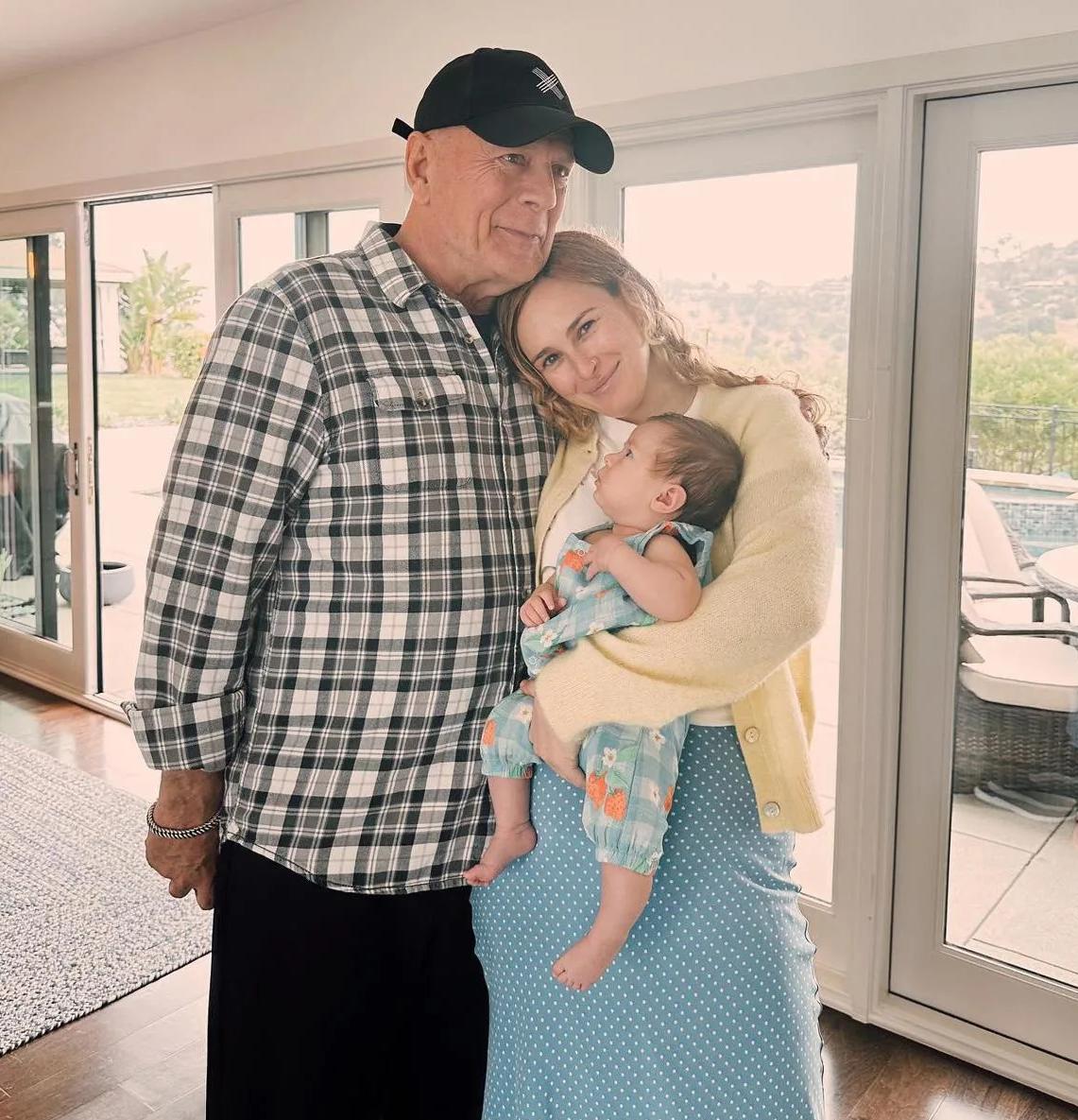 Bruce Willis junto a su hija Rumer y su primera nieta