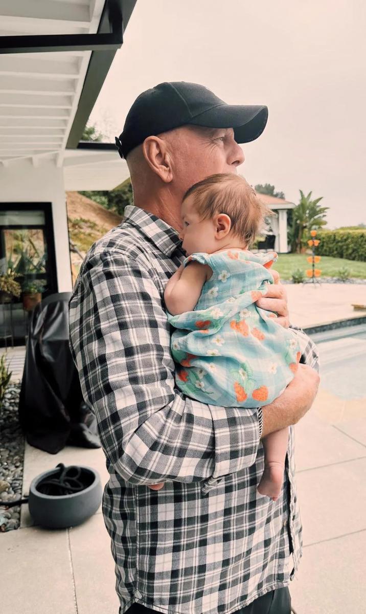Bruce Willis con su nieta en brazos