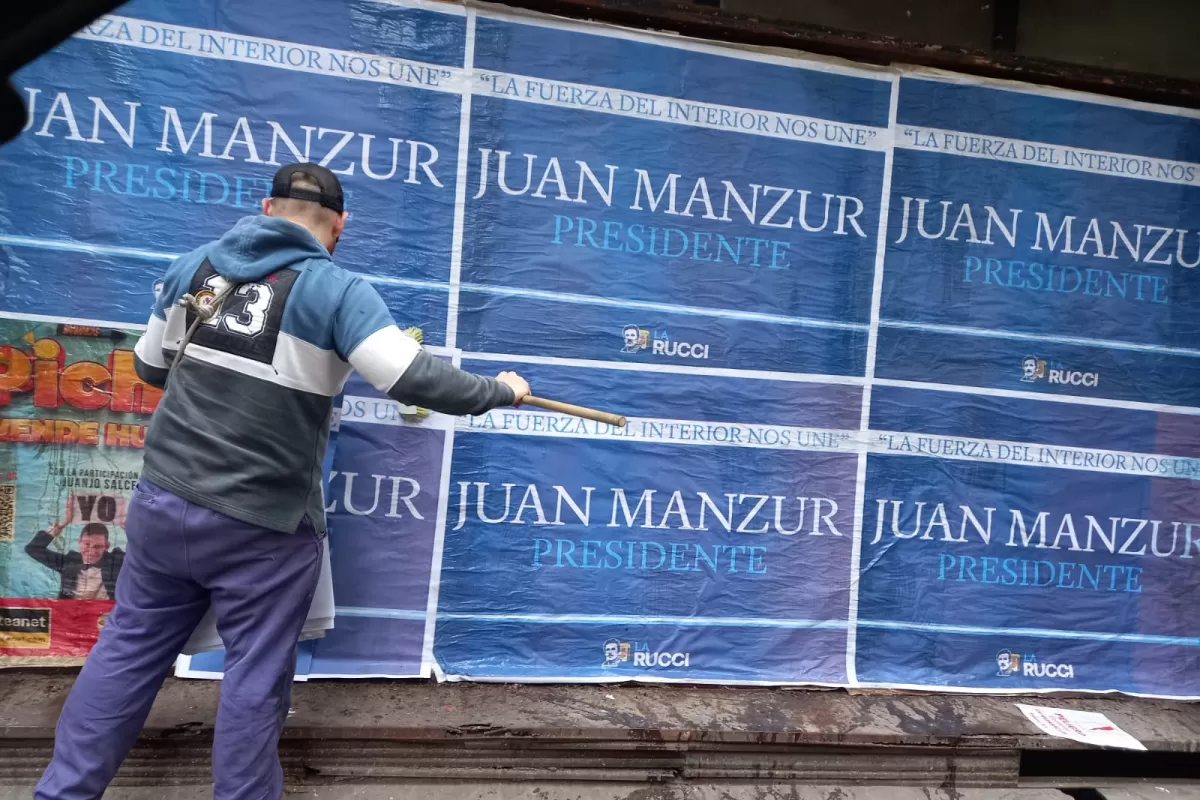 AFICHES EN CIUDAD DE BUENOS AIRES. La campaña de La Rucci promueve la candidatura de Juan Manzur.