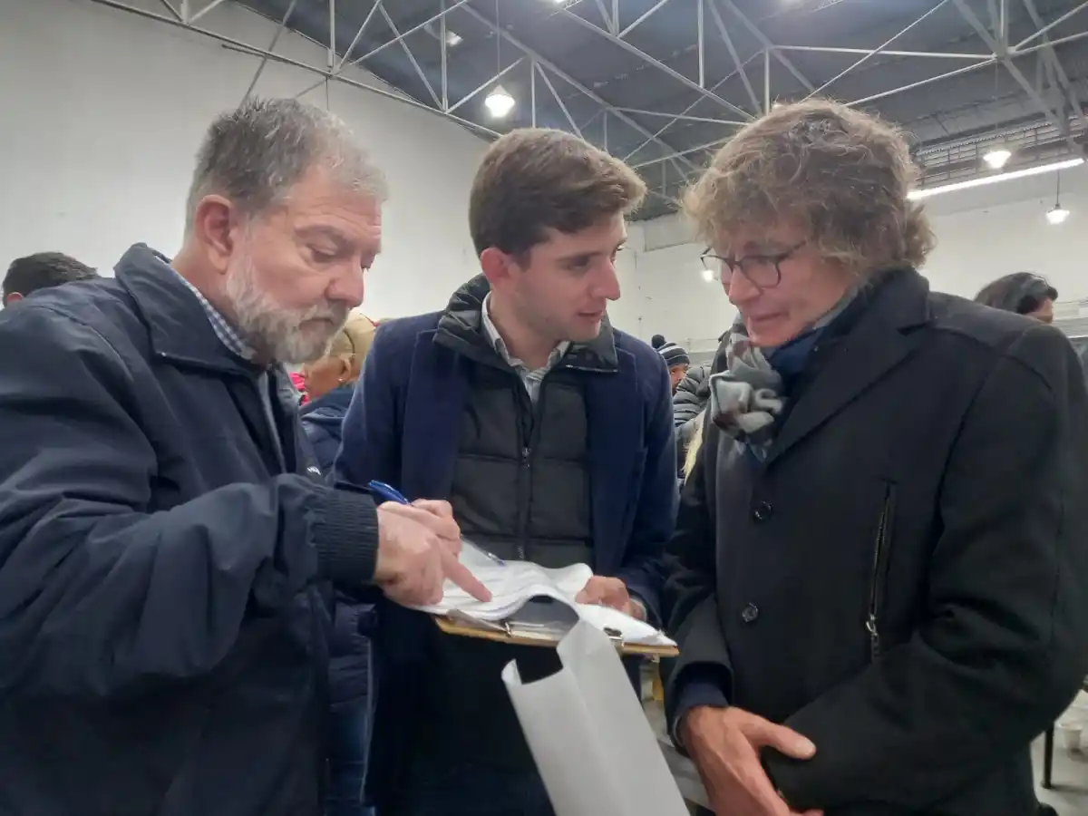 EN MOMENTOS DE DEFINICIONES. Enrique Pedicone revisa las planillas en la sede de la Junta Electoral. foto de LA GACETA / Analía Jaramillo