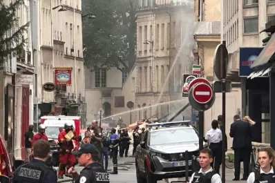 Videos: varios edificios arden en París por una fuerte explosión de gas