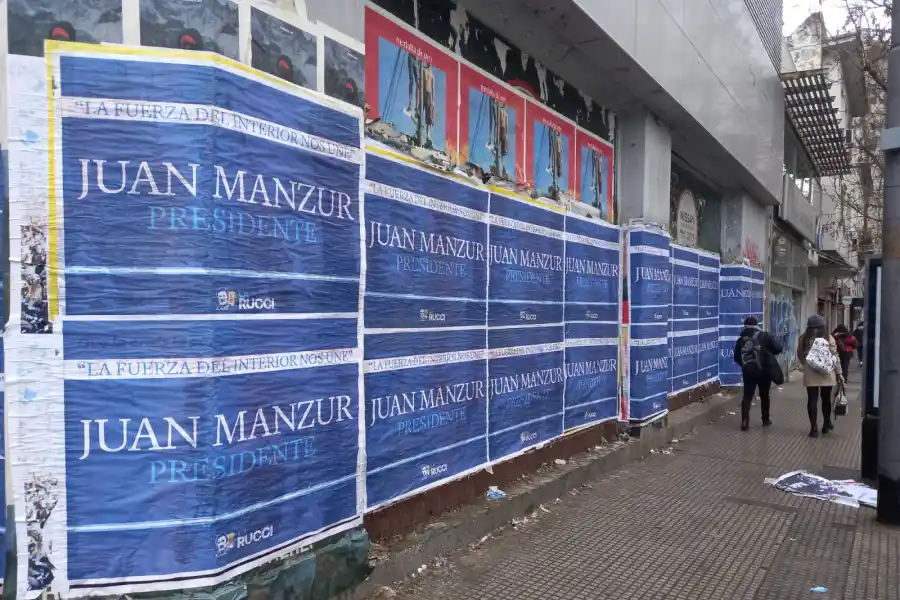 En Buenos Aires aparecieron afiches con la leyenda Juan Manzur presidente