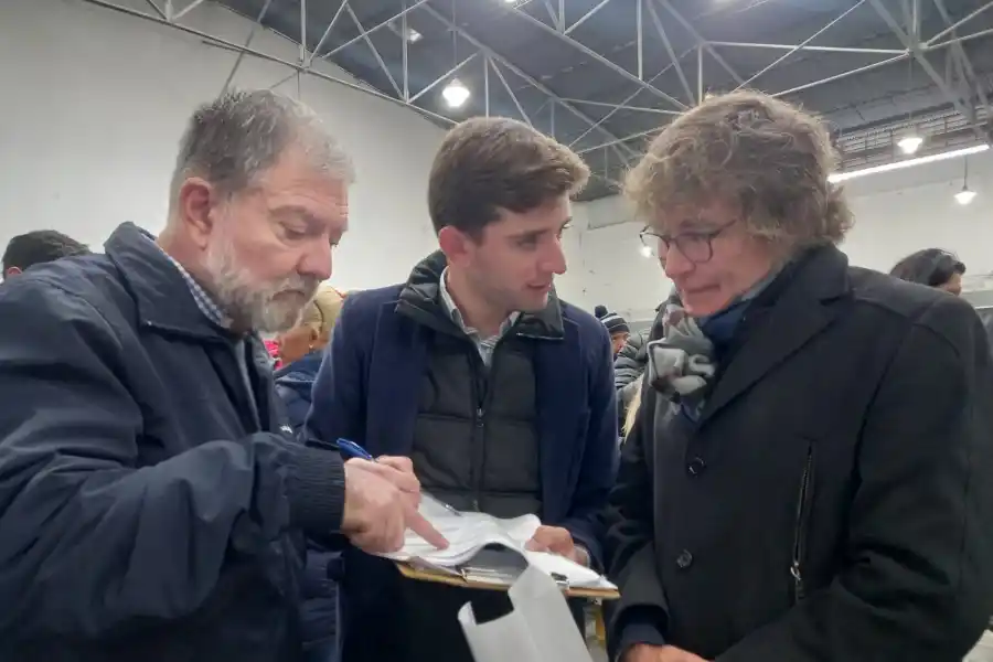 EN MOMENTOS DE DEFINICIONES. Enrique Pedicone revisa las planillas en la sede de la Junta Electoral. foto de LA GACETA / Analía Jaramillo