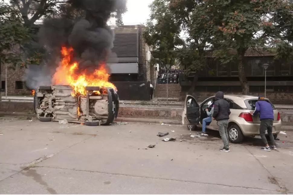 VIOLENCIA. Las calles de la capital jujeña se convirtieron quedaron cubiertas de piedras, autos quemados y destrozos por los enfrentamientos. www.jujuyalmomento.com