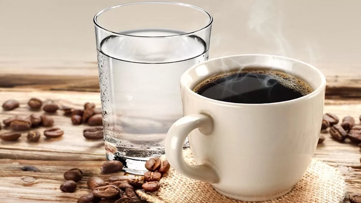¿Por qué se sirve el café con un vaso de agua y cuándo se debe consumir?