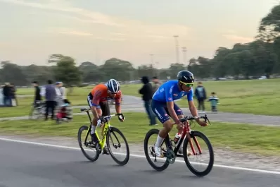 Ciclismo: Castro festejó en un final para el infarto
