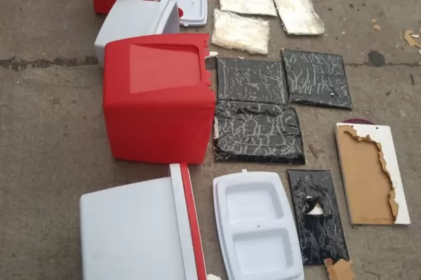 Llevaban cocaína en conservadoras con doble fondo: los perros descubrieron la carga