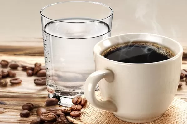 ¿Por qué se sirve el café con un vaso de agua y cuándo se debe consumir?