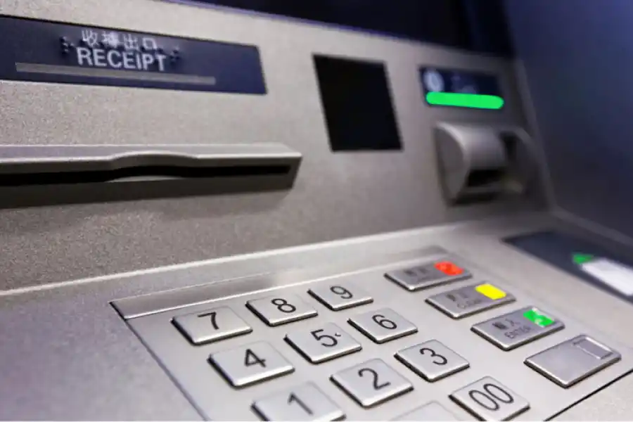 Es importante prestar atención a los compartimentos del cajero automático.