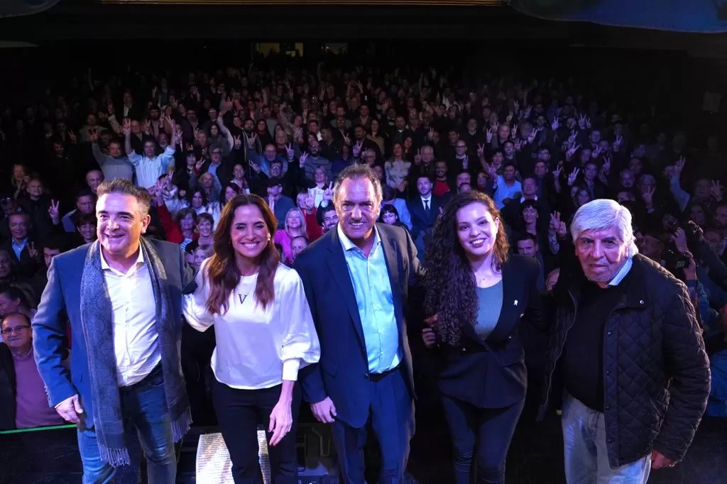 ACTO. Scioli junto a Tolosa Paz, Hugo Moyano, Mayra Arena y Nito Artaza. Foto tomada de Twitter / @danielscioli. 
