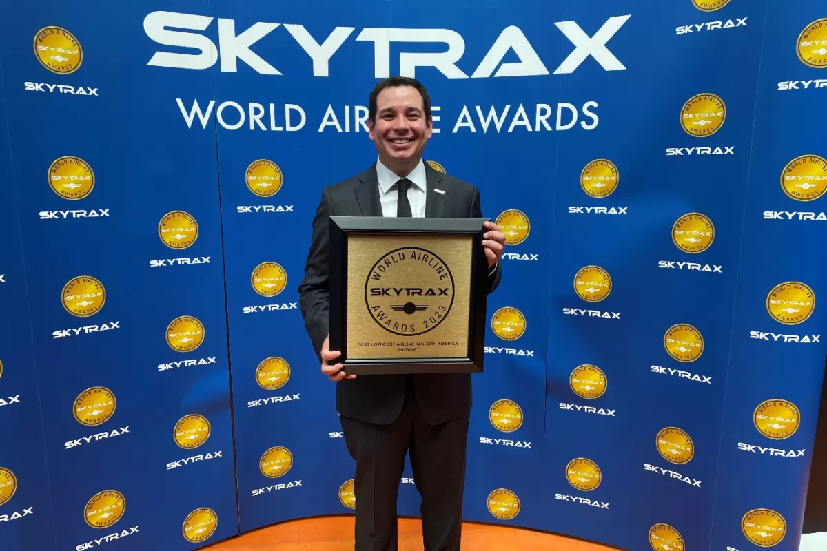 Víctor Mejía, CCO de JetSMART Airlines recibió el premio a nombre del equipo 