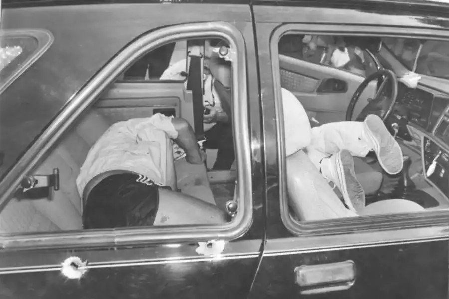 MORTAL ATAQUE. Los cuerpos de los dos Gardelitos que fueron asesinados a balazos el 31 de diciembre de 1986.