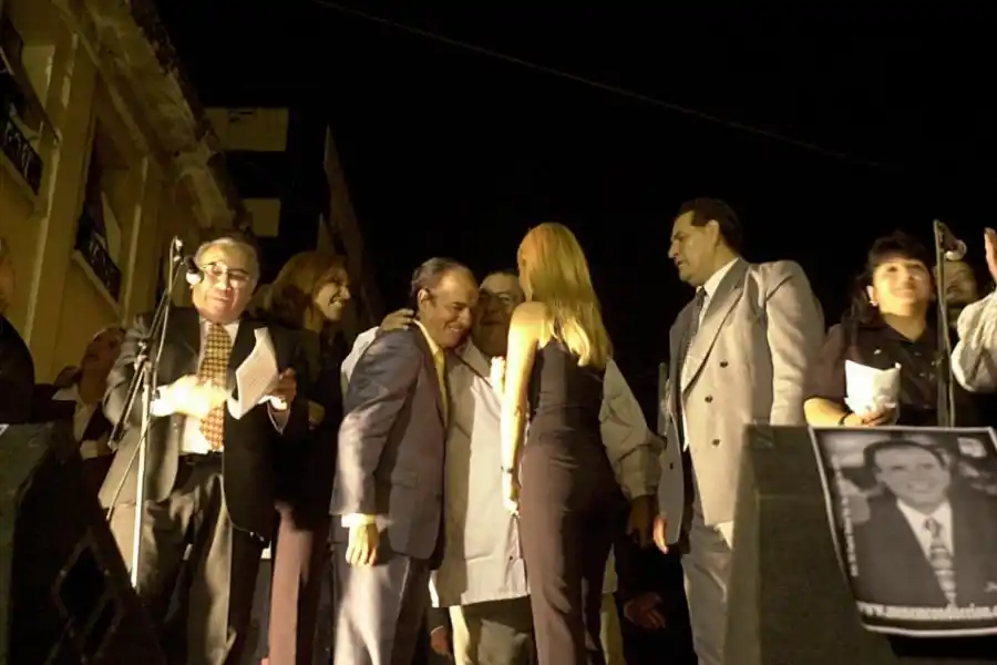 SALUDO. Rubén Ale abraza a Carlos Menen en un de sus visitas.