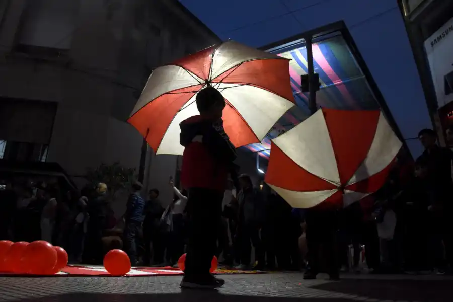 Con la murga de San Martín, realizaron una colecta en la peatonal para un niño de cuatro años
