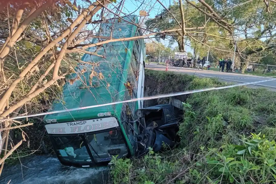 Seis heridos en el choque entre un colectivo y un auto en la ruta 65