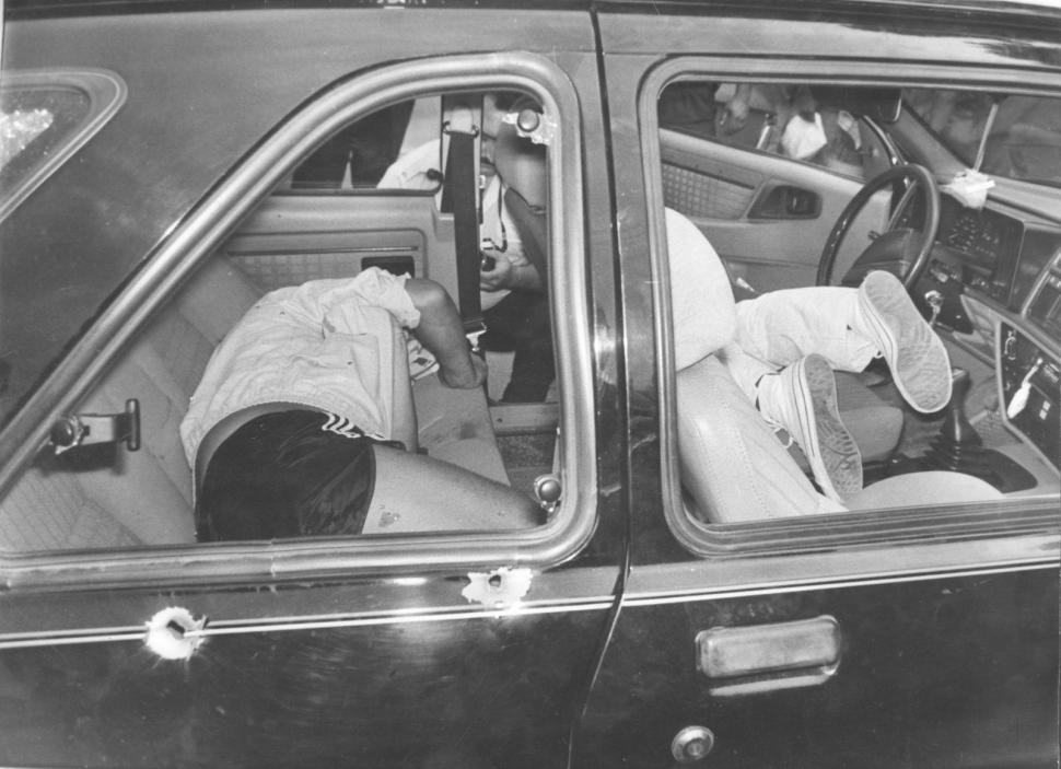 MORTAL ATAQUE. Los cuerpos de los dos Gardelitos que fueron asesinados a balazos el 31 de diciembre de 1986.
