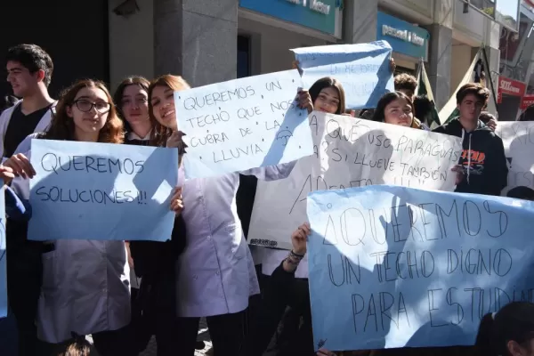 Estudiantes de la Escuela Normal: “Se llovía el techo y nos dijeron que abramos los paraguas”