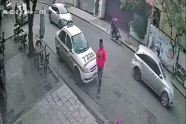 Buscan a un taxista que se apoderó de dinero y bienes de una pasajera