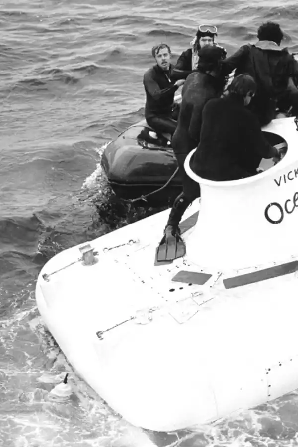 Momento en que Champan y Mallinson salen del Pisces III