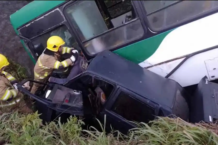 ATRAPADO. El conductor del auto estaba aprisionado y fue rescatado por los bomberos. 