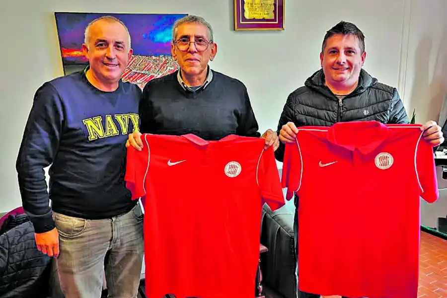 INTERCAMBIO. Cano le entregó a Moisello remeras oficiales de la filial. El presidente le regaló una camiseta.