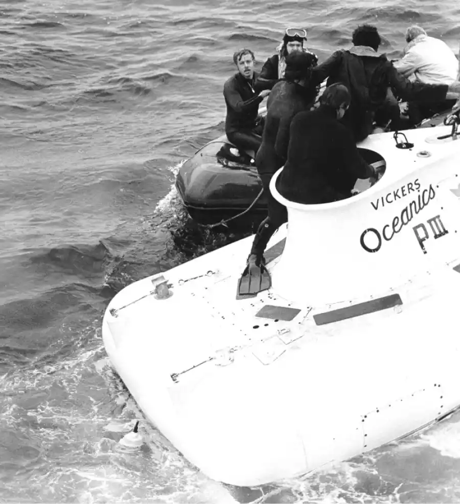 Momento en que Champan y Mallinson salen del Pisces III