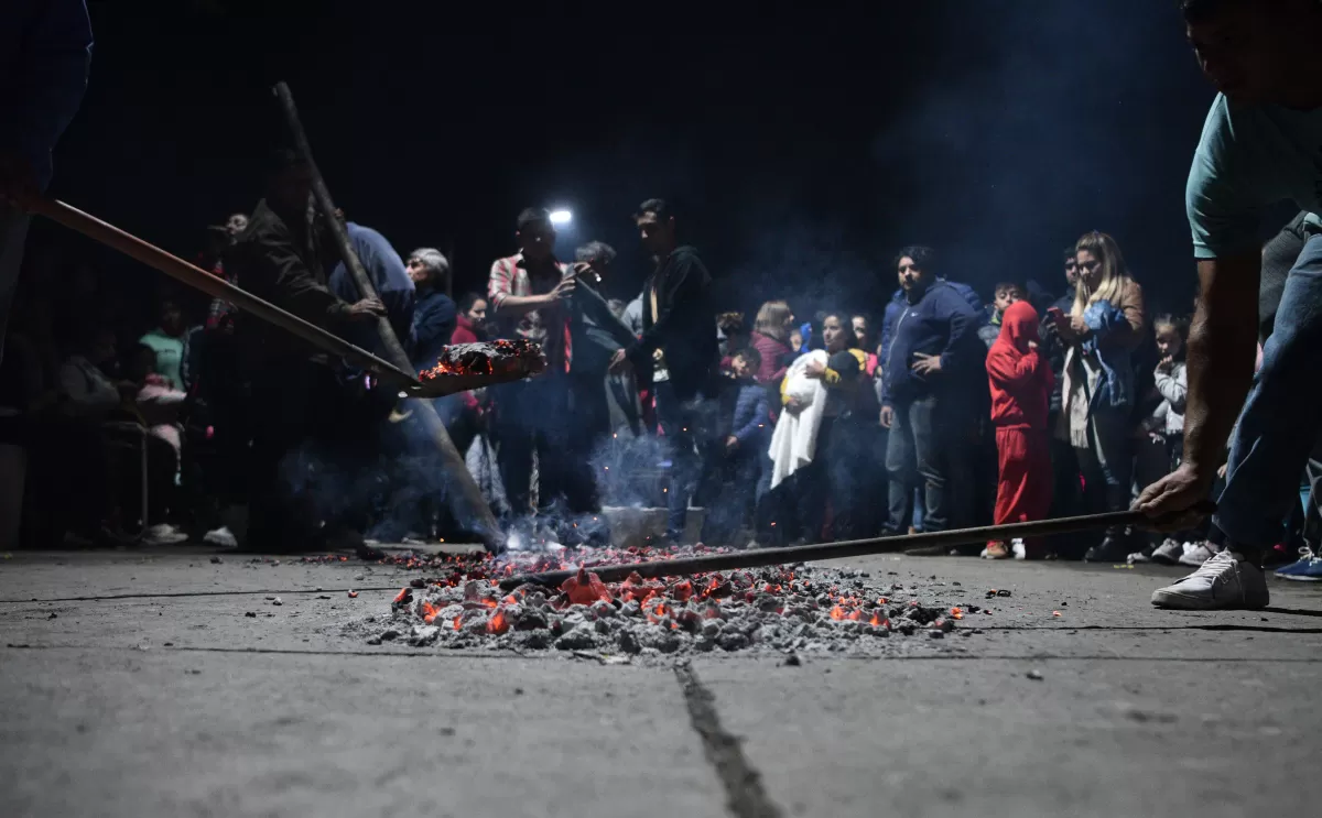 En imágenes: pisada de brasas en la noche de San Juan