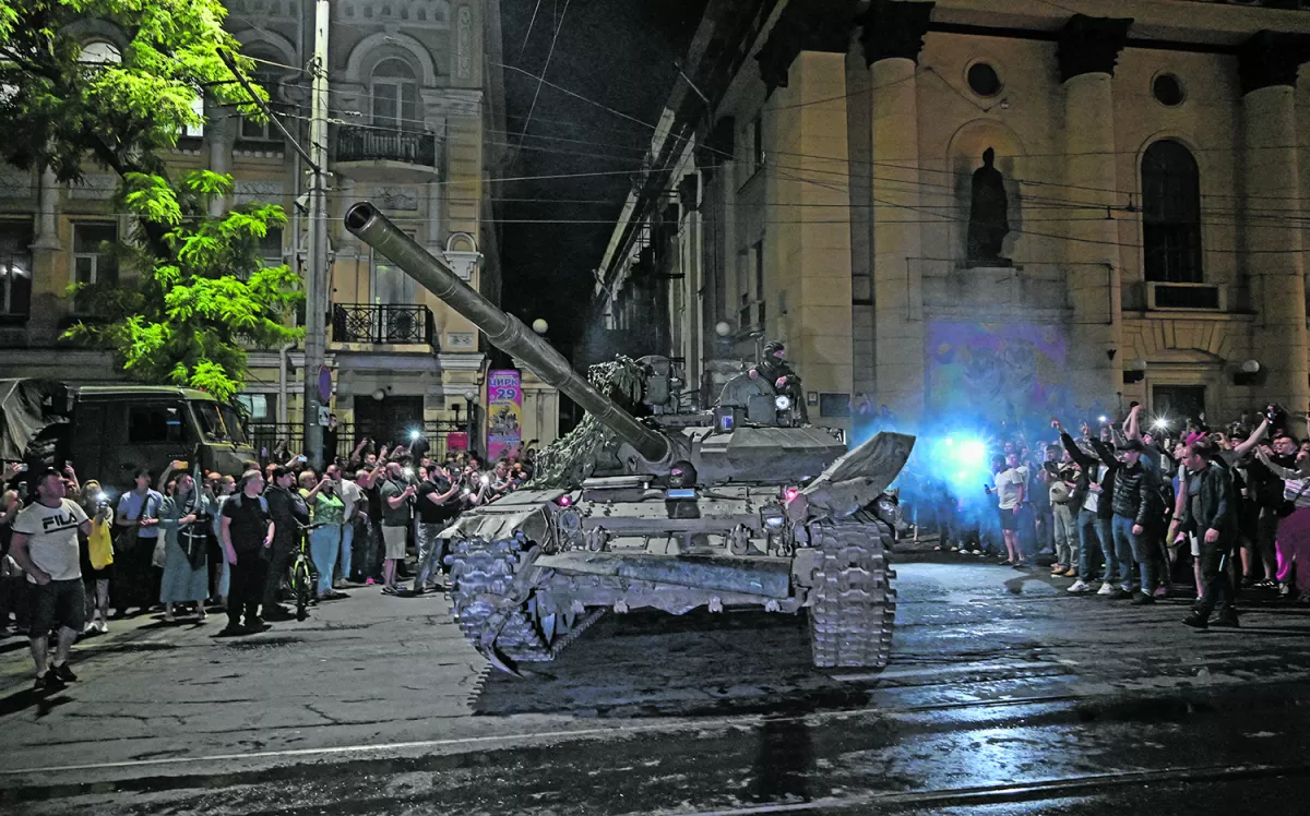 INTIMIDANTES. Los combatientes del grupo Wagner sacaron los tanques a la calle en la ciudad de Rostov. 