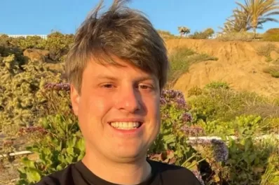 Polémica por el accionar del hijastro de un tripulante del submarino: recitales y mensajes a una modelo en plena búsqueda