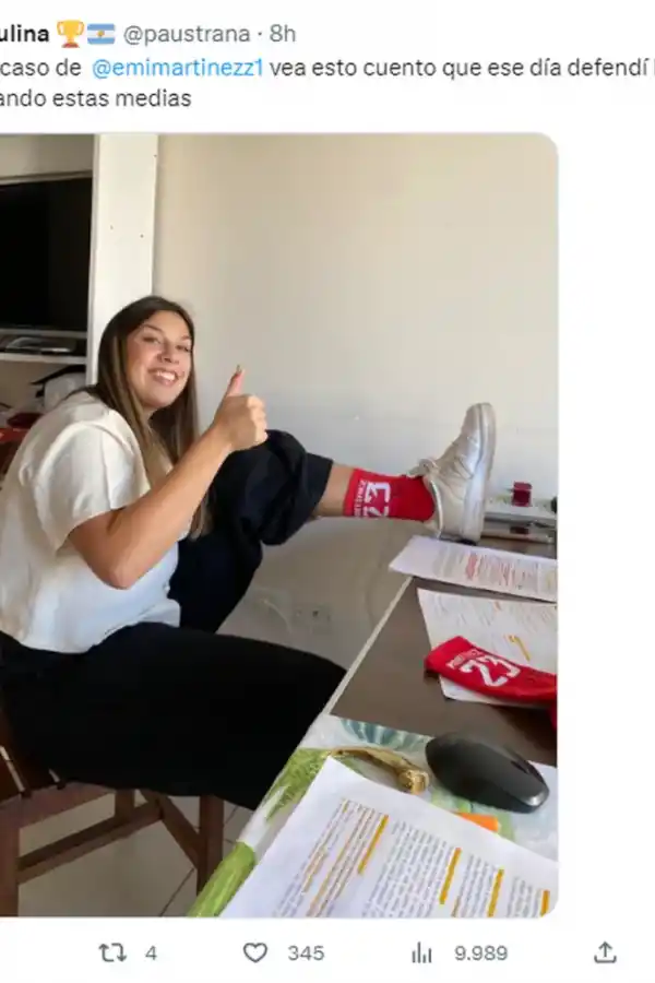 Se recibió de Licenciada y festejó su título con un espectacular cartel alusivo al “Dibu” Martínez