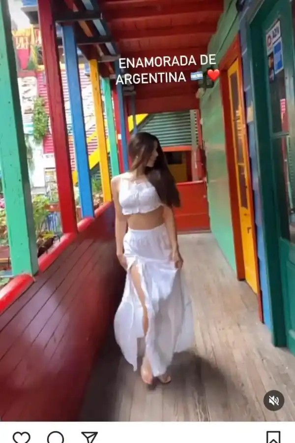 Las vacaciones de la profesora de Julián Álvarez en la Argentina. (Foto: IG @saralduque).