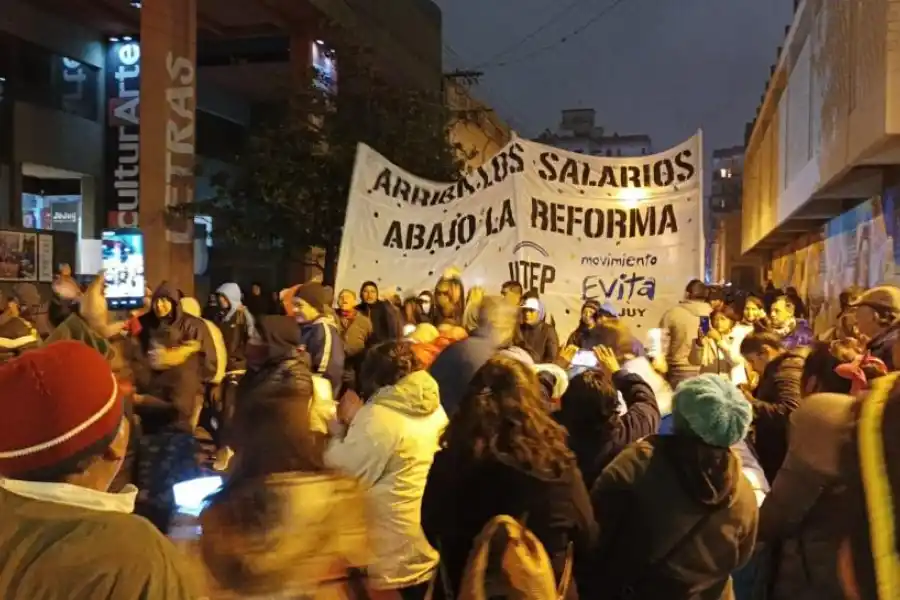 ENSAMBLE. El reclamo salarial se juntó a las protestas por la reforma. 