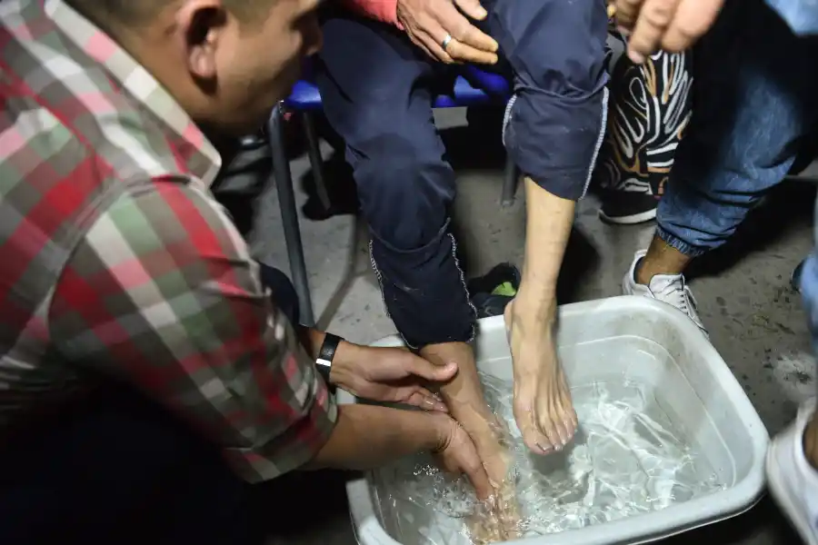 En imágenes: pisada de brasas en la noche de San Juan