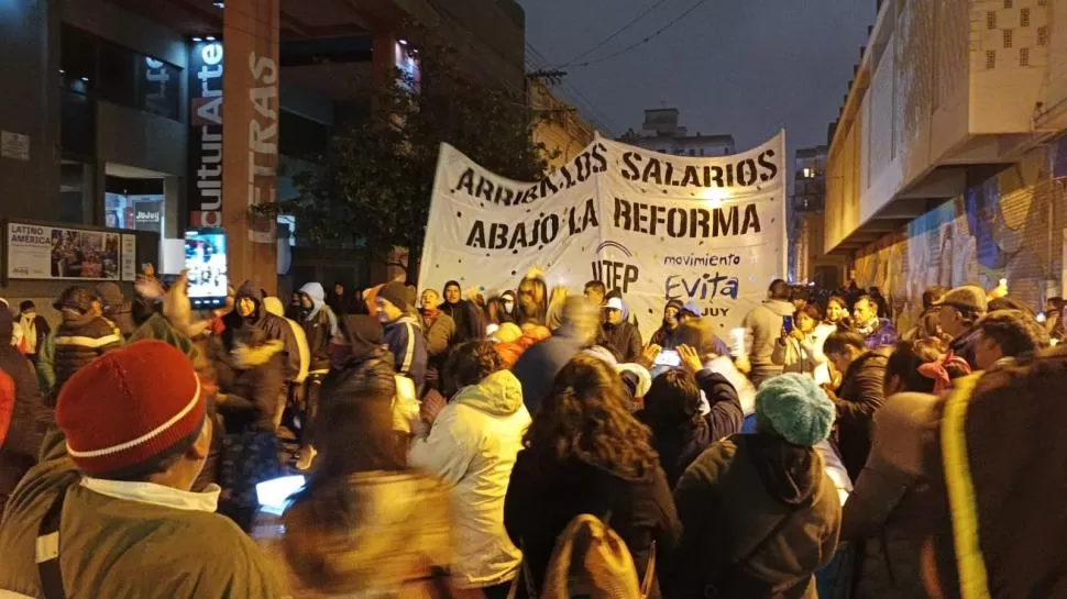 ENSAMBLE. El reclamo salarial se juntó a las protestas por la reforma. 
