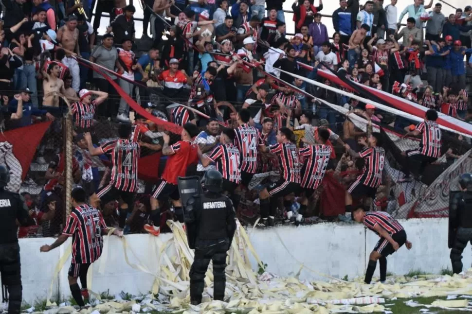 ALOCADO. Los jugadores “tricolores” celebraron junto a sus simpatizantes. la gaceta / foto de osvaldo ripoll 