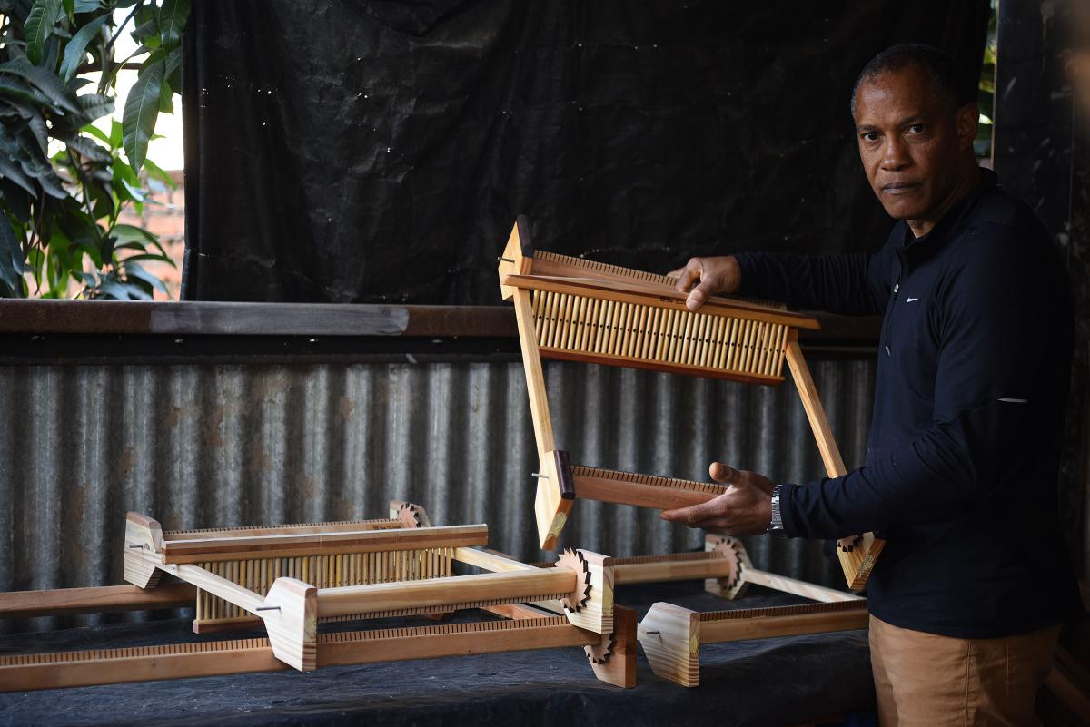 Fabrica máquinas de tejido ancestral en su “pequeña Cuba” de Lomas de Tafí