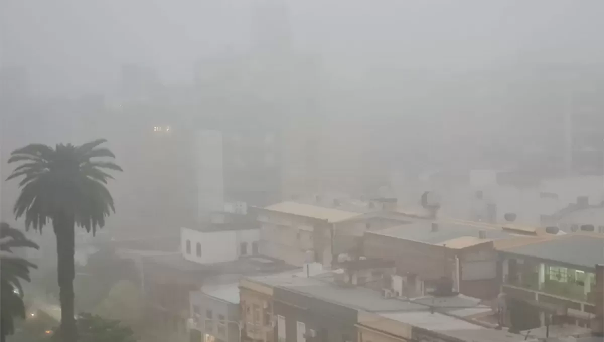 TODO CUBIERTO. La capa de niebla dificultó la visibilidad durante las primeras horas de la mañana.