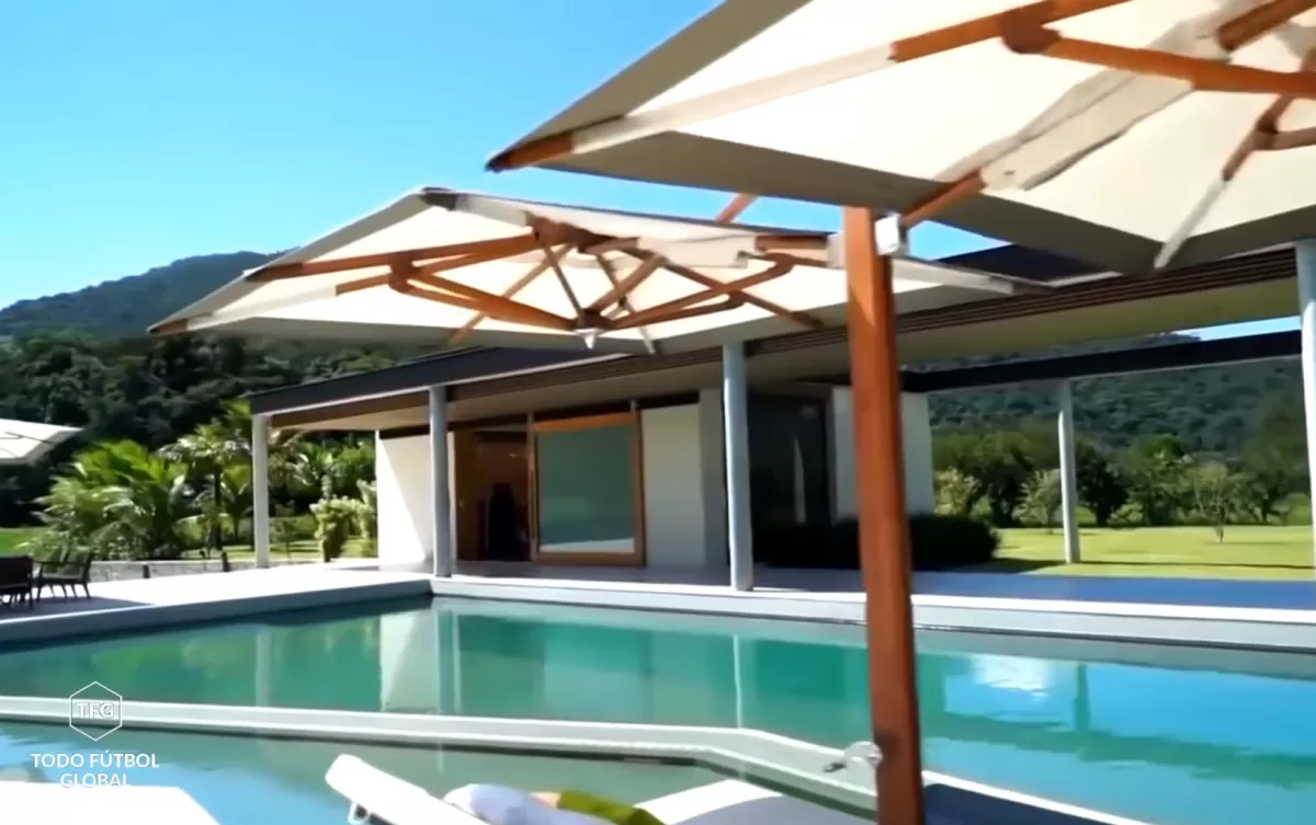 Escándalo, multa y detención en la exorbitante mansión de Neymar en Río de Janeiro